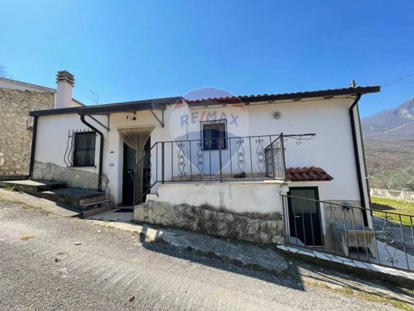 casa indipendente in vendita a Scapoli in zona Cannine