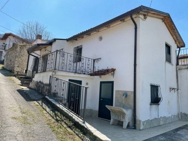 appartamento in vendita a Scapoli in zona Fontecostanza