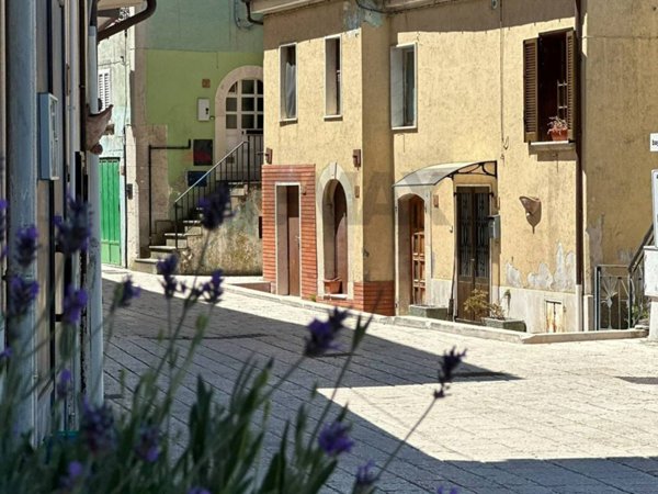 casa indipendente in vendita a Scapoli in zona Vaglie