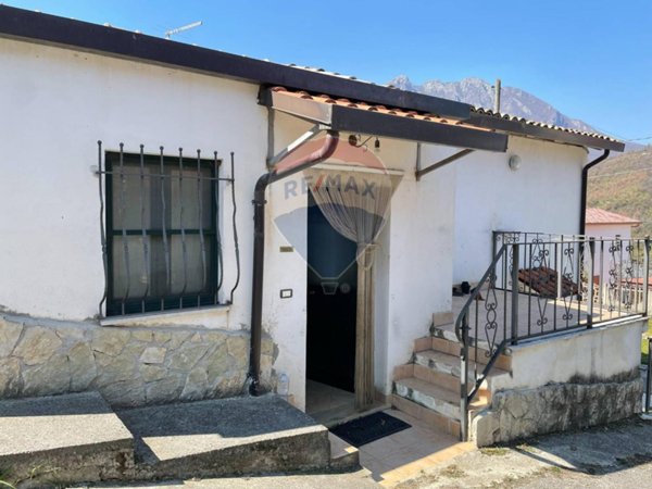 casa indipendente in vendita a Scapoli in zona Fontecostanza