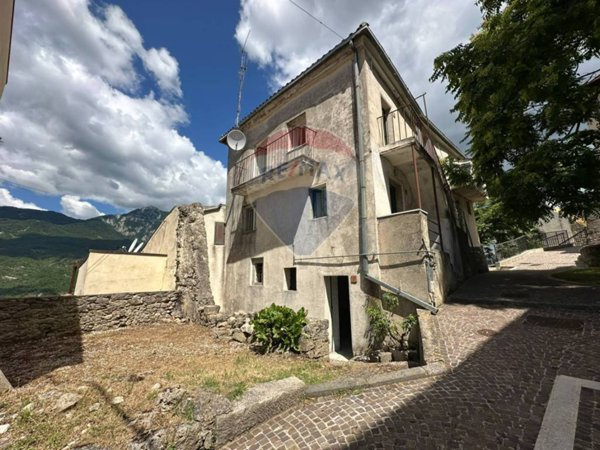 casa indipendente in vendita a Scapoli
