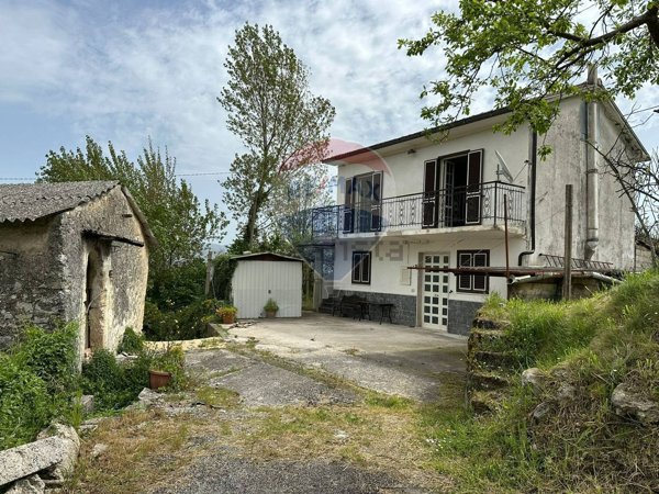 casa indipendente in vendita a Scapoli in zona Fontecostanza