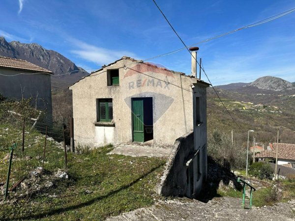 casa indipendente in vendita a Scapoli in zona Fontecostanza