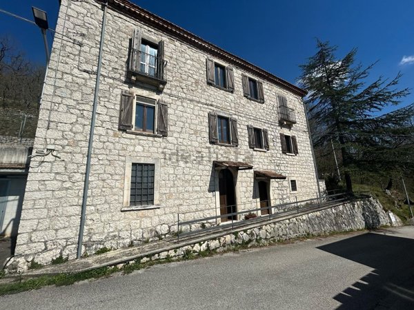 casa indipendente in vendita a Sessano del Molise