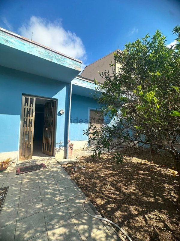 casa indipendente in vendita a Cabras in zona Solanas