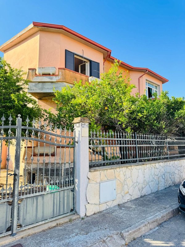 appartamento in vendita a Cabras in zona Solanas
