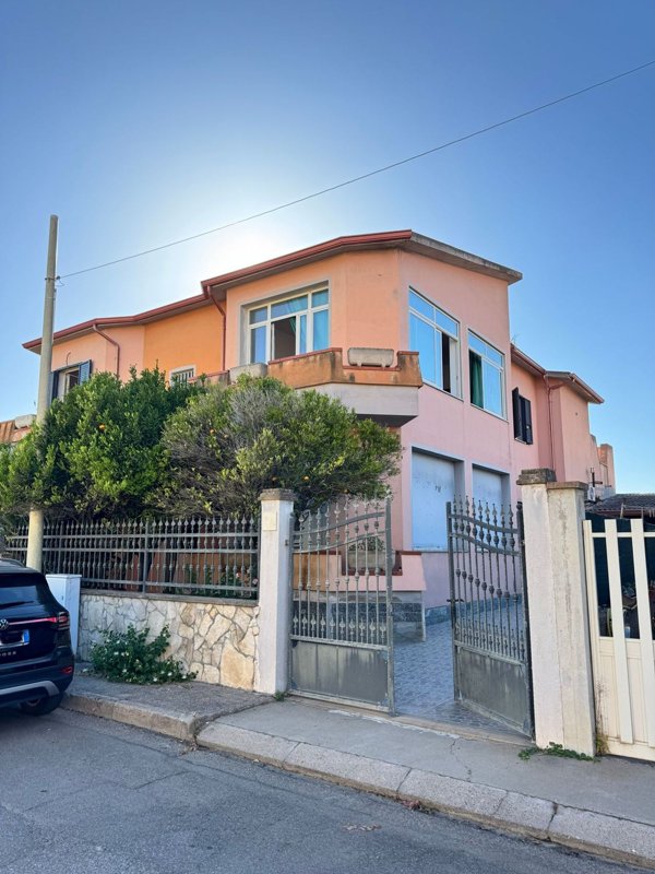 appartamento in vendita a Cabras in zona Solanas