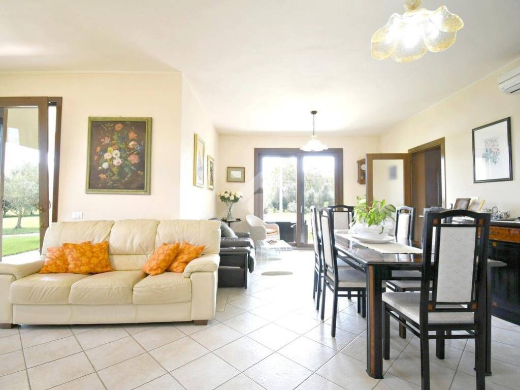 casa indipendente in vendita ad Oristano in zona Nuraxinieddu