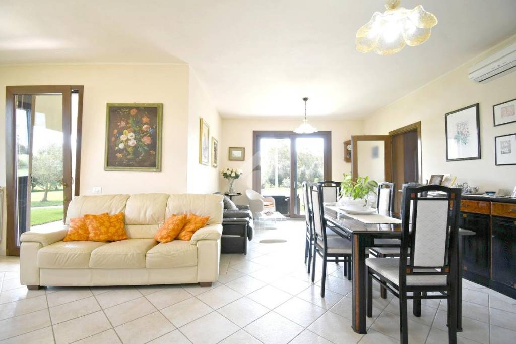 casa indipendente in vendita ad Oristano in zona Nuraxinieddu