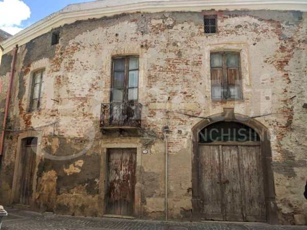 casa indipendente in vendita ad Oristano in zona Centro storico
