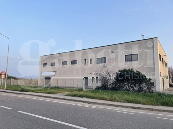 locale commerciale in vendita ad Oristano