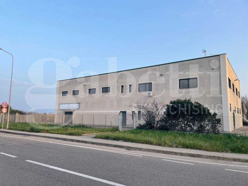 locale commerciale in vendita ad Oristano