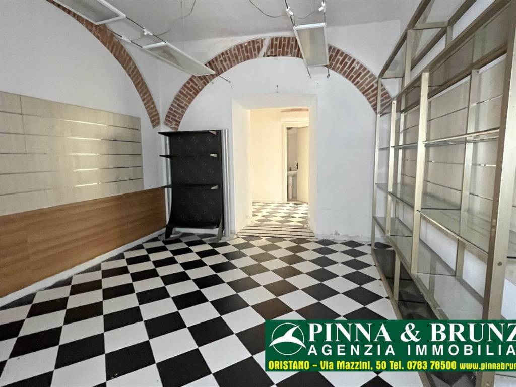 negozio in vendita ad Oristano in zona Centro storico