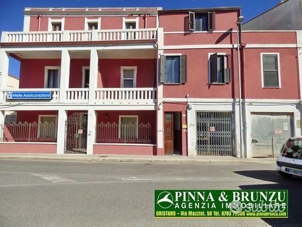 casa indipendente in vendita ad Oristano in zona Centro storico