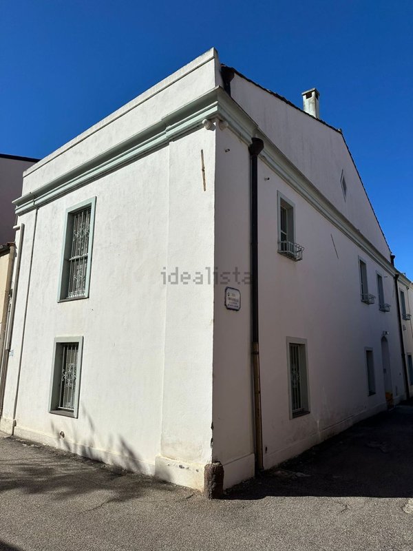 casa indipendente in vendita ad Oristano in zona Centro storico