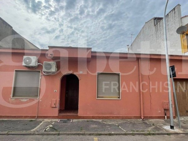 casa indipendente in vendita ad Oristano in zona Centro storico