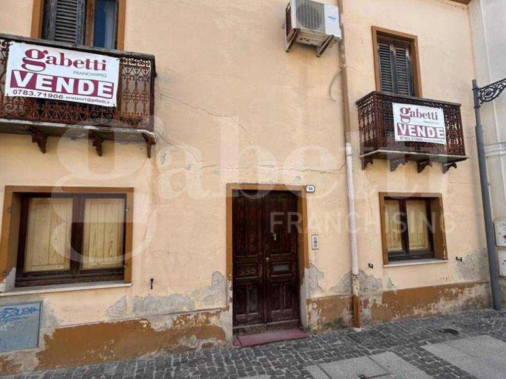 casa indipendente in vendita ad Oristano in zona Centro storico