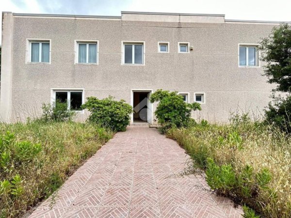 locale commerciale in vendita a Siamaggiore