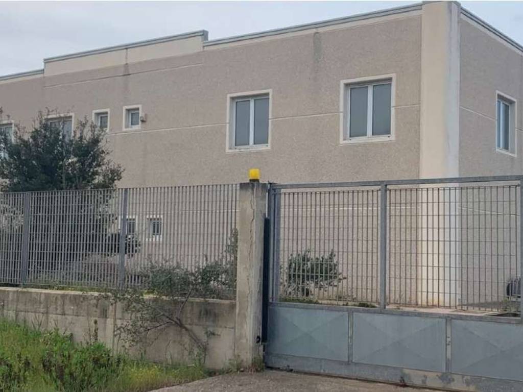 locale commerciale in vendita a Siamaggiore