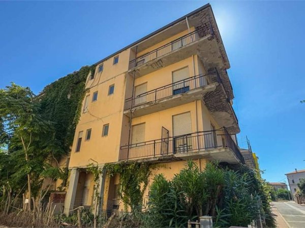 intera palazzina in vendita a Bosa in zona Bosa Marina
