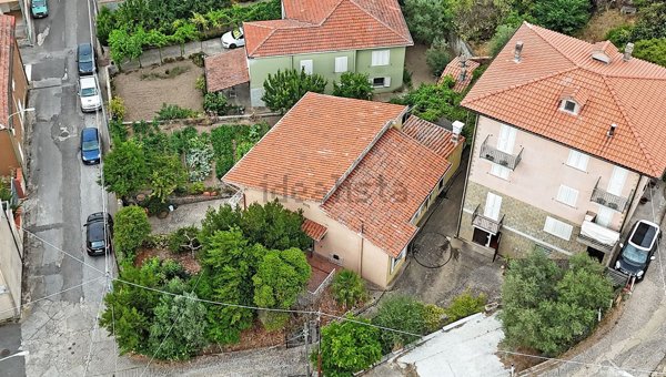 casa indipendente in vendita a Laconi