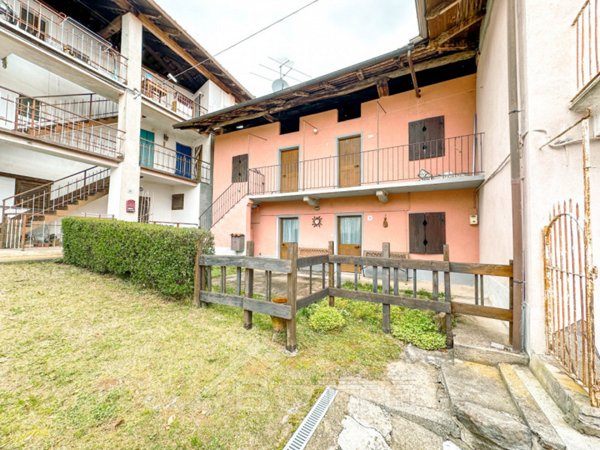 casa indipendente in vendita ad Ailoche in zona Piasca