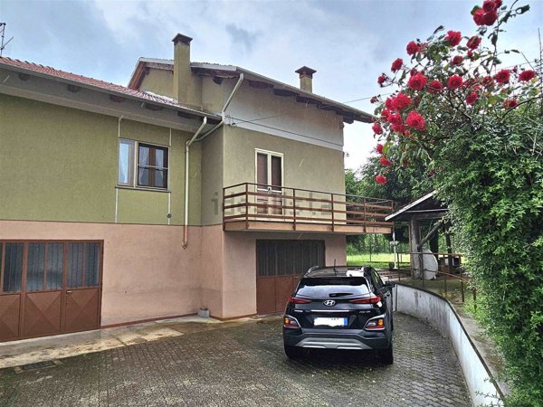 casa indipendente in vendita a Benna