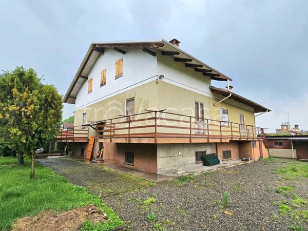 casa indipendente in vendita a Benna