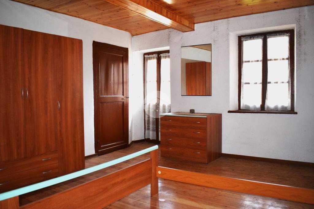 casa indipendente in vendita a Benna