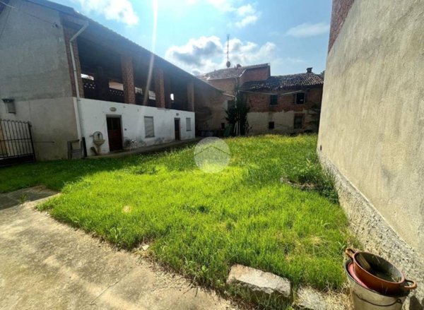 casa indipendente in vendita a Benna