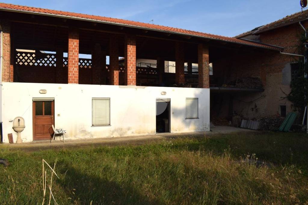 casa indipendente in vendita a Benna
