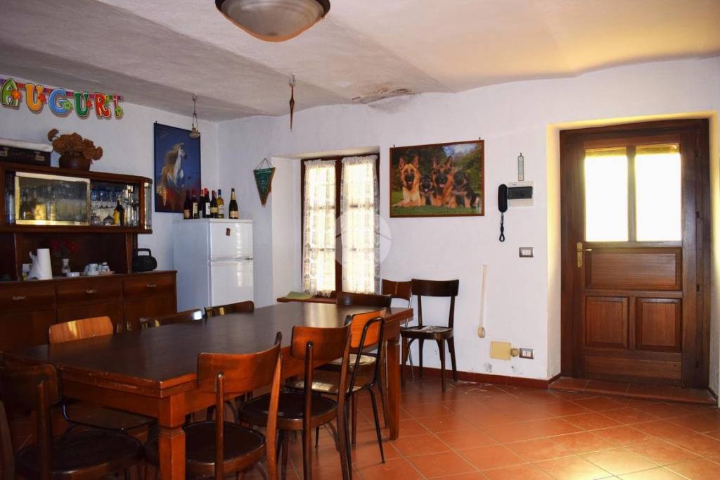 casa indipendente in vendita a Benna