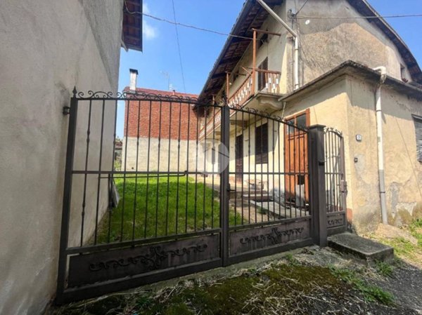 casa indipendente in vendita a Benna