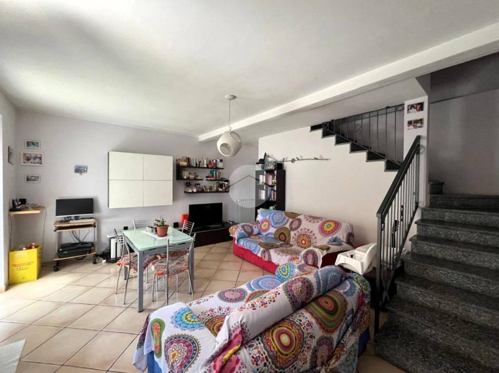 casa indipendente in vendita a Benna