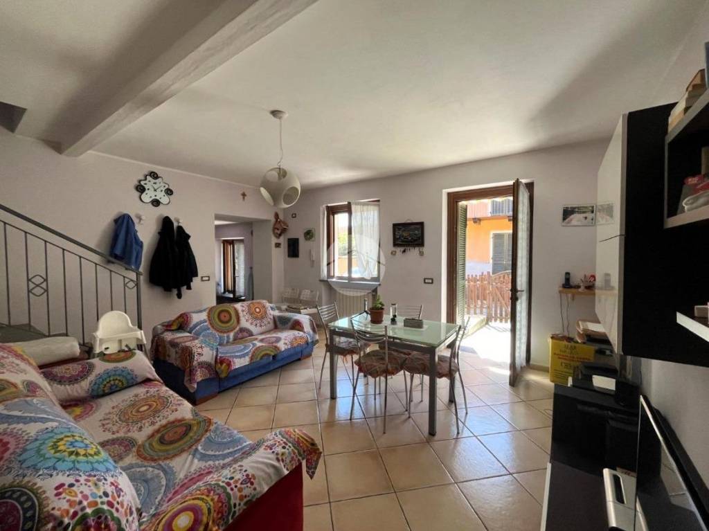casa indipendente in vendita a Benna