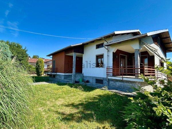 casa indipendente in vendita a Benna