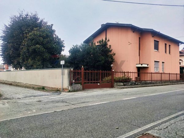 casa indipendente in vendita a Benna