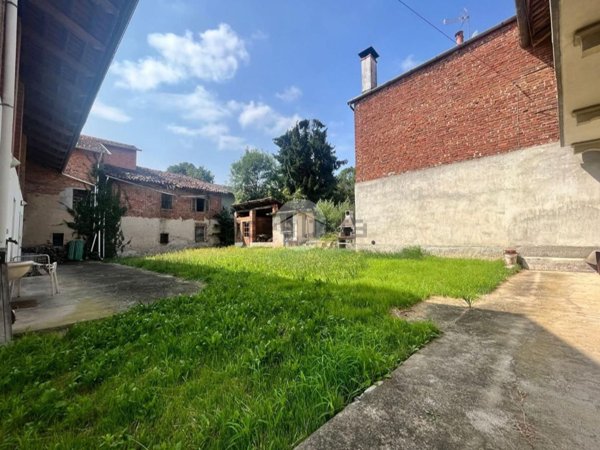 casa semindipendente in vendita a Benna