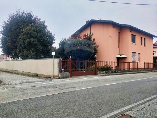 casa indipendente in vendita a Benna