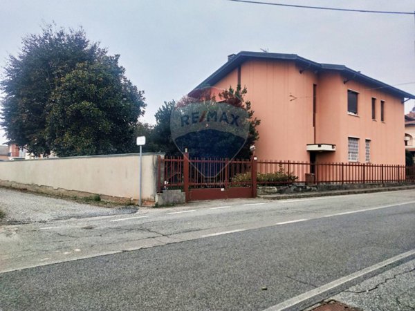 casa indipendente in vendita a Benna