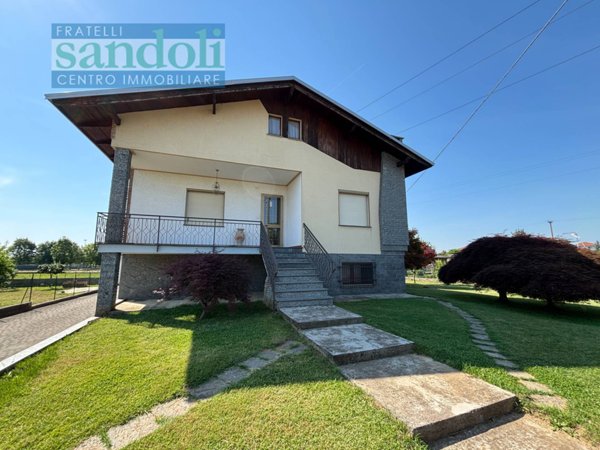 casa indipendente in vendita a Benna