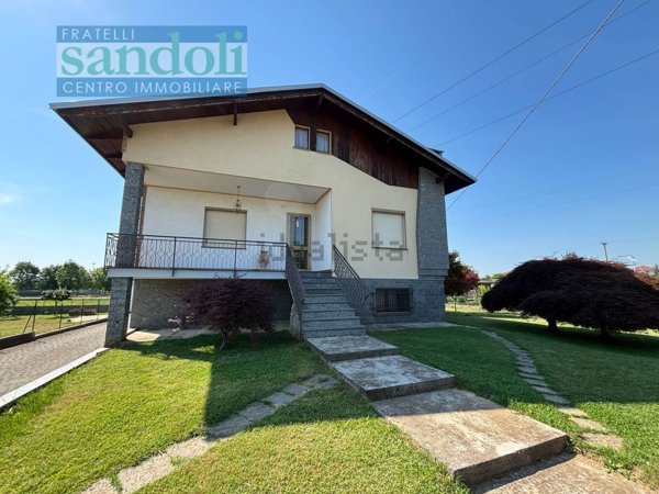 casa indipendente in vendita a Benna