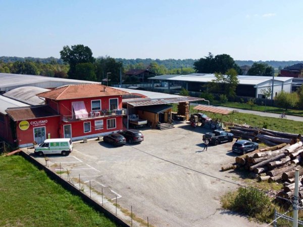 locale commerciale in vendita a Benna