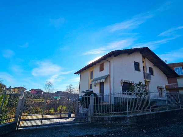 casa indipendente in vendita a Biella in zona Vandorno