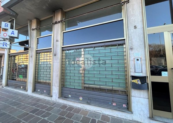 negozio in vendita a Biella in zona Centro Città