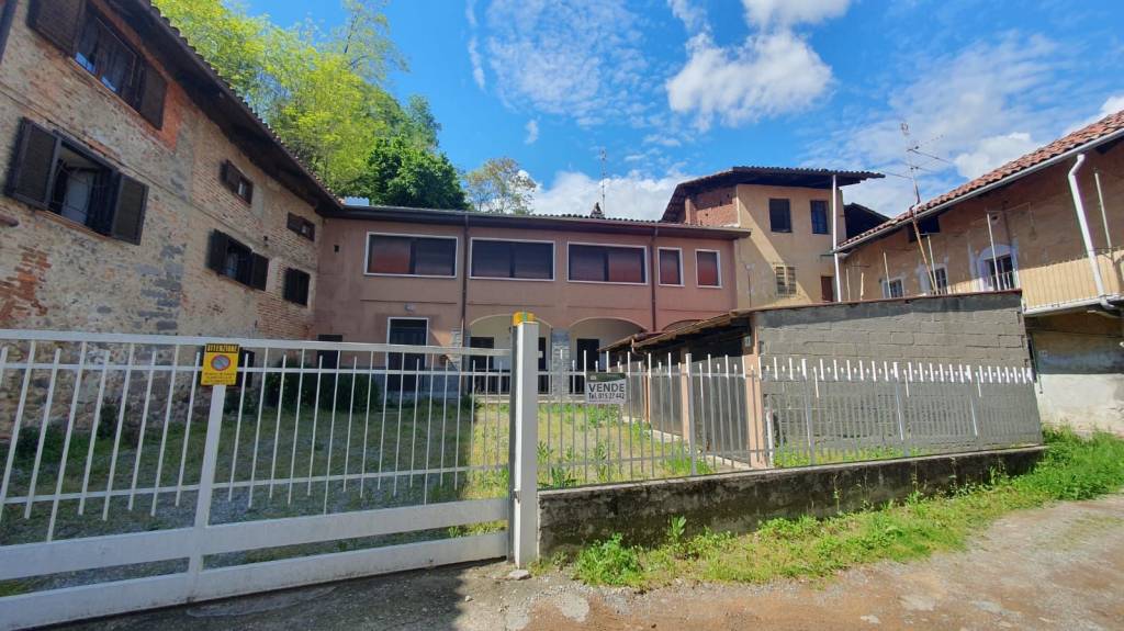 casa indipendente in vendita a Biella in zona Chiavazza