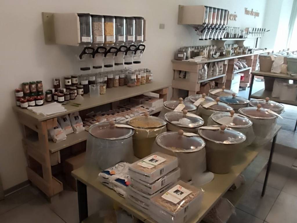 negozio in vendita a Biella in zona Centro Città