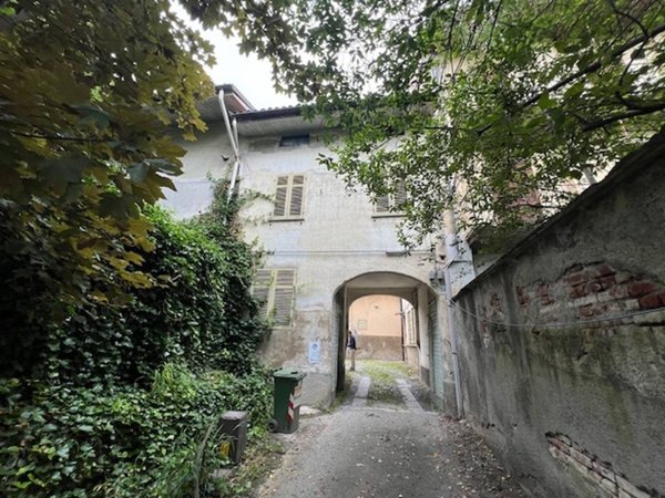 intera palazzina in vendita a Biella in zona Cossila