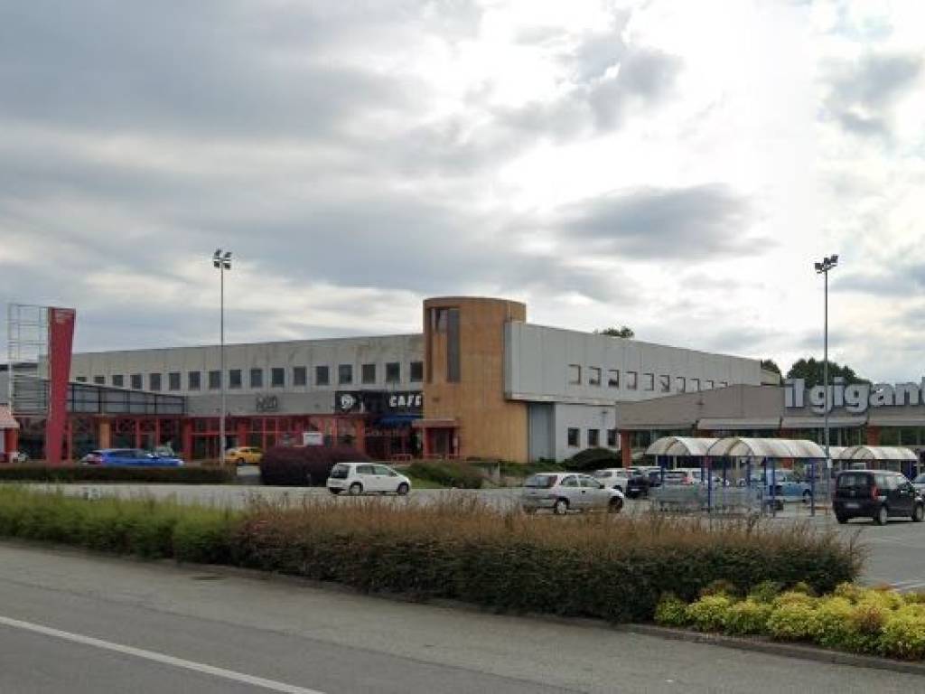 negozio in vendita a Biella in zona Centro Città
