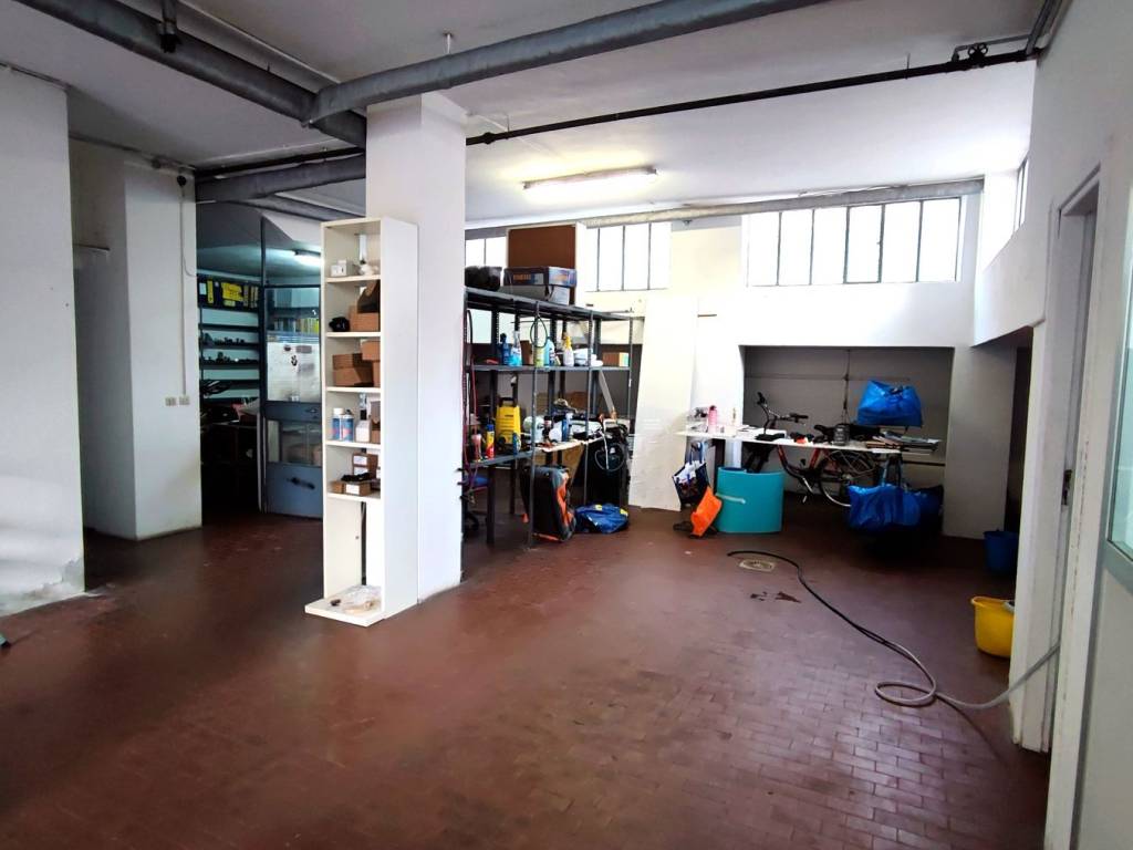 locale commerciale in vendita a Biella in zona Chiavazza